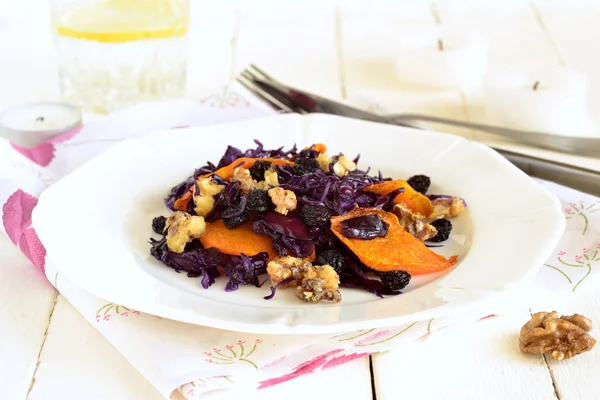 Salad of red cabbage with caramelized walnuts and pumpkin — Stock Photo, Image