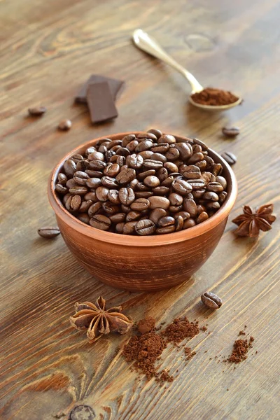 Dark roasted coffee beans — Stock Photo, Image