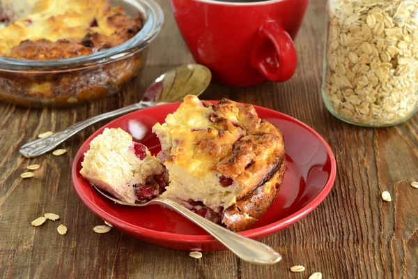 Budín de requesón con copos de avena y grosella roja — Foto de Stock