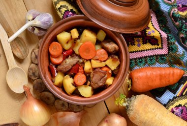 Sığır eti tencerede sebzeli güveç