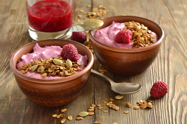 Raspberry smoothie with granola and pumpkin seeds — Stock Photo, Image