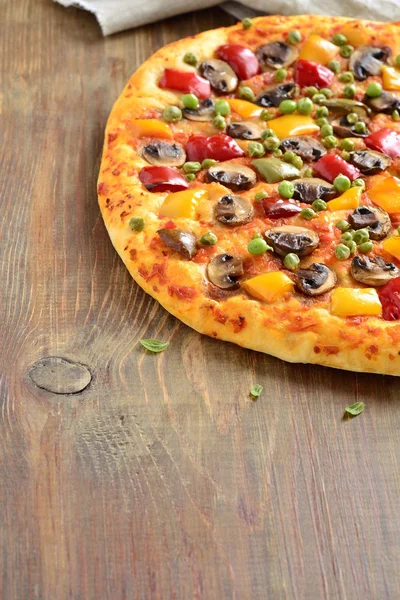 Vejetaryen pizza mantar, kırmızı biber ve yeşil bezelye