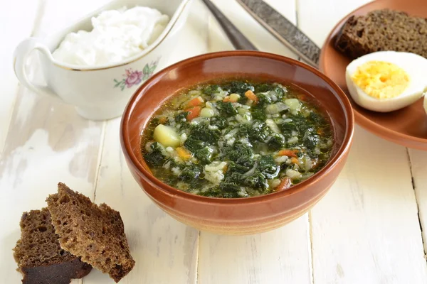 Yumurta ve ekşi krema ile servis ısırgan çorbası