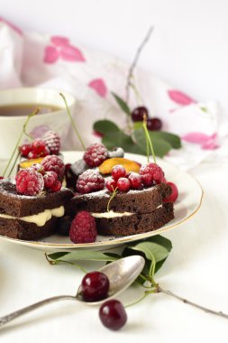 Krem ve çilek ile çikolatalı kek