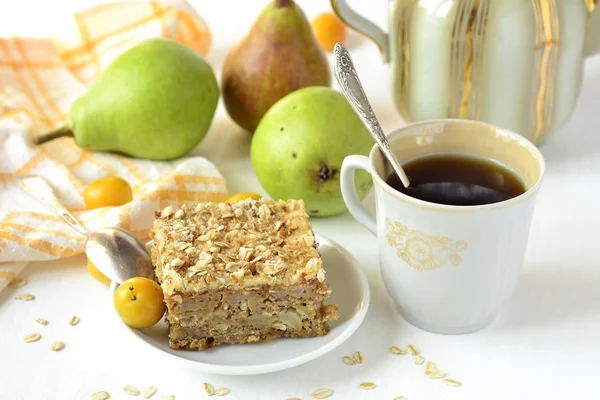 Pear pie with oat flakes — Stock Photo, Image