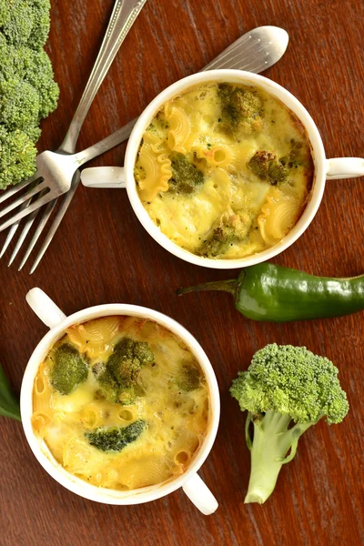 Ugnsbakad pasta med broccoli och ost sås — Stockfoto