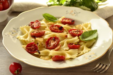 pişmiş domates ve fesleğen Farfalle