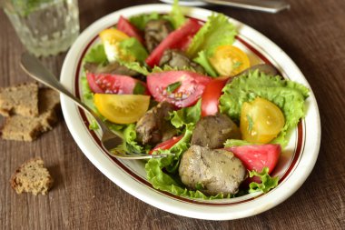 tavuk karaciğer ve domates salatası