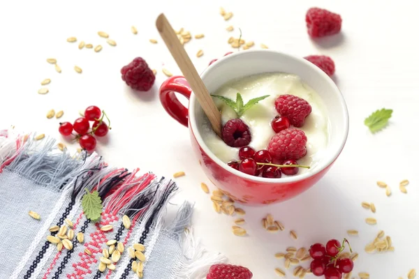 Yogurt with cereal and fresh berries — Stock Photo, Image