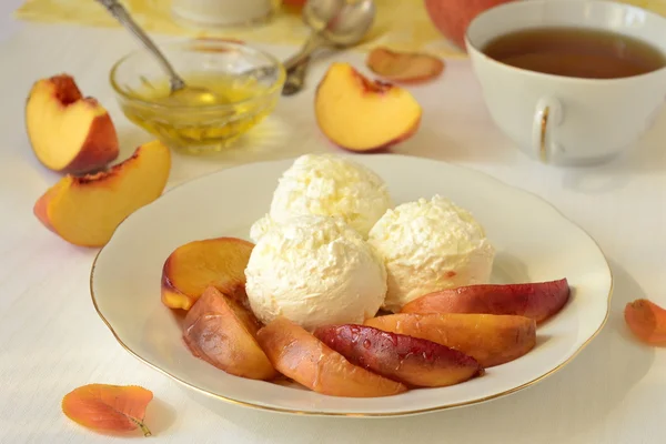 Melocotones asados con miel y queso crema — Foto de Stock