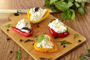 süzme peynir pişmiş kırmızı biber dolması