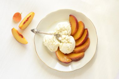 Bal ve krem peynir ile kızarmış şeftali