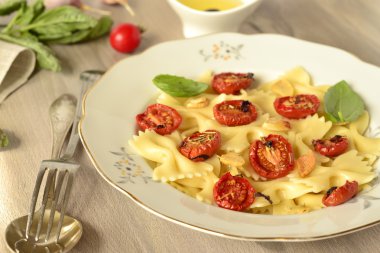 pişmiş domates ve fesleğen Farfalle