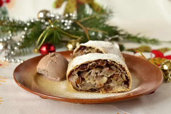 Äpple strudel med glass — Stockfoto