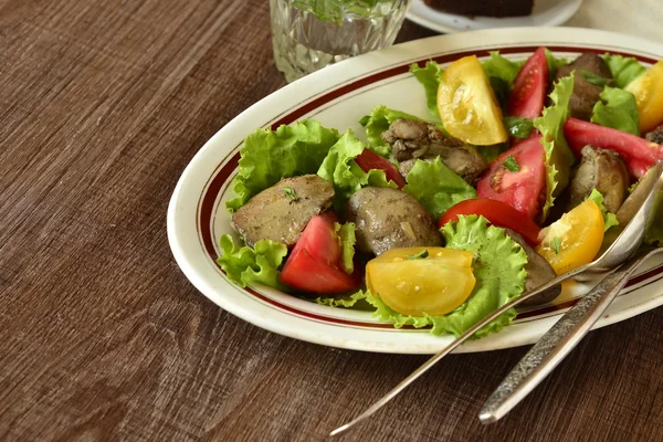 Салат с куриной печенью и помидорами — стоковое фото