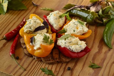 süzme peynir pişmiş kırmızı biber dolması