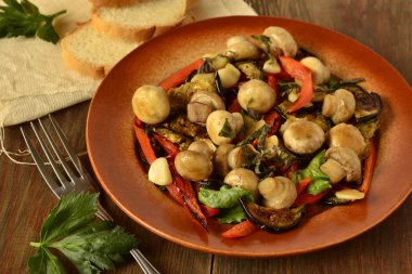 mantar, közlenmiş patlıcan ve biber salatası