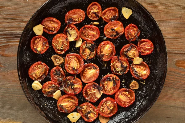 Tomates cherry asados con ajo y hierbas — Foto de Stock