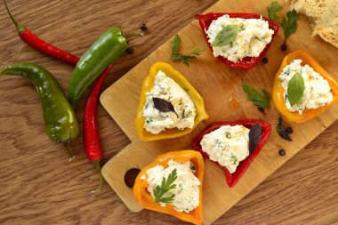 otlar süzme peynir pişmiş kırmızı biber dolması