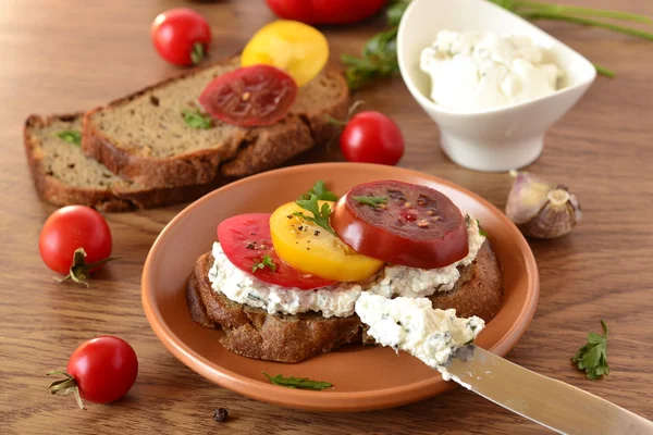 krem peynir, domates ve otlar ile çavdar ekmeği sandviç