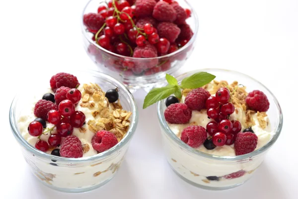 Fresh berries, yogurt and granola parfait — Stock Photo, Image