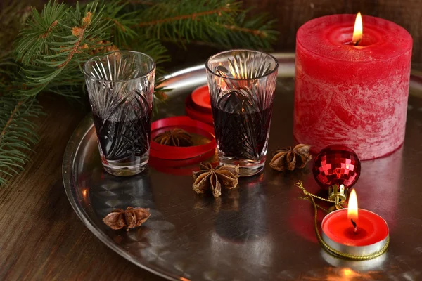 Fond de Noël avec liqueur, épices, bougies et branches de sapin — Photo