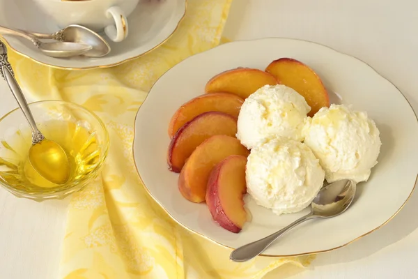 Roasted peaches with honey and cream cheese — Stock Photo, Image