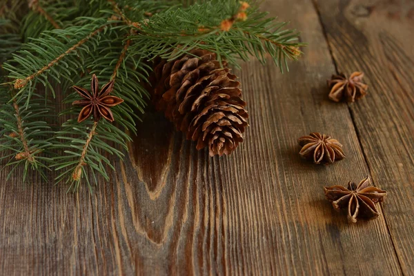 Çam kozalakları ve baharat ile Noel ağacı