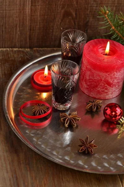 Fond de Noël avec liqueur, épices, bougies et branches de sapin — Photo