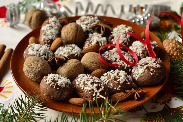 Kekse mit Kokosraspeln und Weihnachtsdekoration — Stockfoto