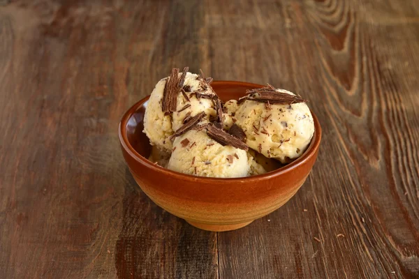 Çikolata parçacıklı vanilyalı dondurma.