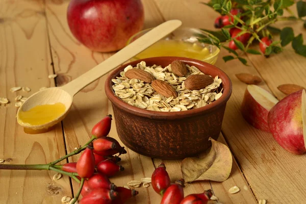 El desayuno dietético - el cereal, las manzanas, la miel — Foto de Stock