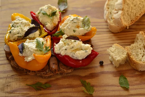 süzme peynir pişmiş kırmızı biber dolması