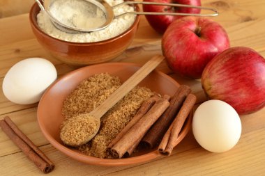 Elmalı pasta pişirme için malzemeler