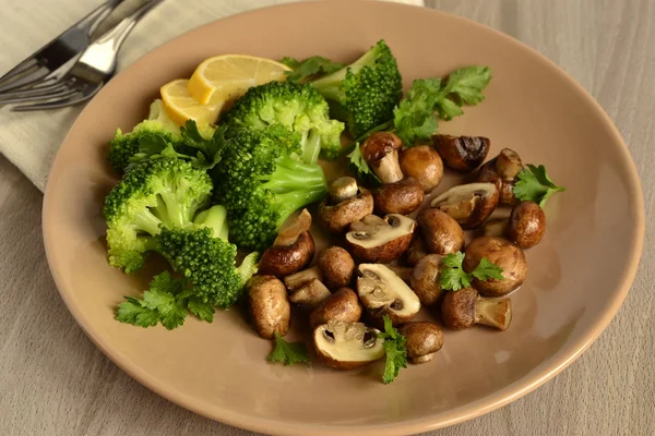 Fried mushrooms with broccoli — Stock Photo, Image