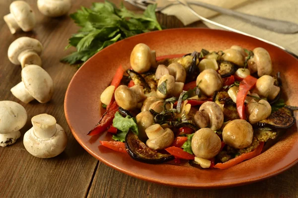 Salad with mushrooms, roasted eggplant and peppers — Stock Photo, Image