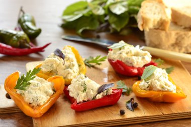 süzme peynir pişmiş kırmızı biber dolması