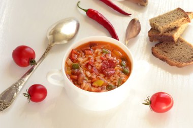 baharatlı domates çorba, pilav ve sebze