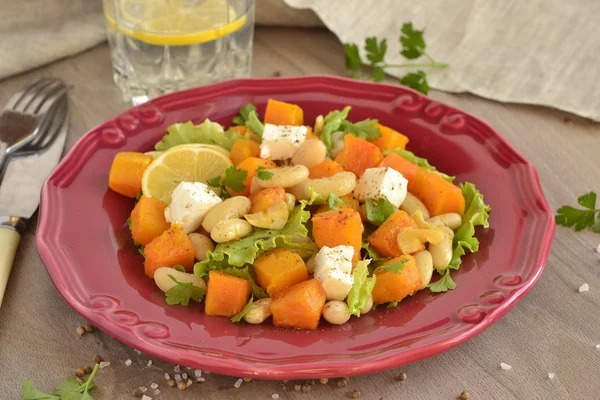 Salad with baked pumpkin, white beans and feta — Stock Photo, Image
