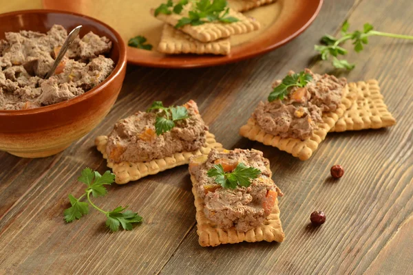 Galletas saladas con paté de hígado de pollo — Foto de Stock