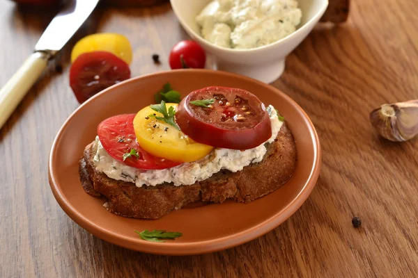 Sandwich of rye bread with cream cheese, tomatoes — Stock Photo, Image