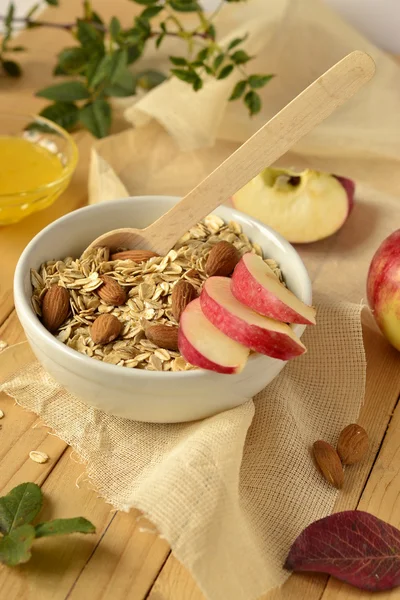 El desayuno dietético - el cereal, las manzanas, la miel —  Fotos de Stock