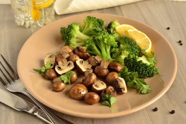 Fried mushrooms with broccoli — Stock Photo, Image