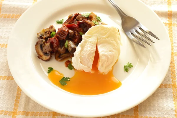 Αυγό ποσέ με μανιτάρια στο φούρνο — Φωτογραφία Αρχείου