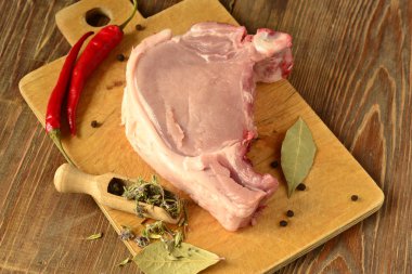 pişmemiş domuz kemik üzerinde