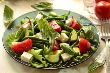 beyaz peynir ile Akdeniz salatası