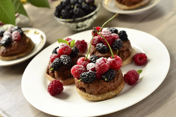 Tartlets with chocolate mousse and fresh berries — Stock Photo, Image