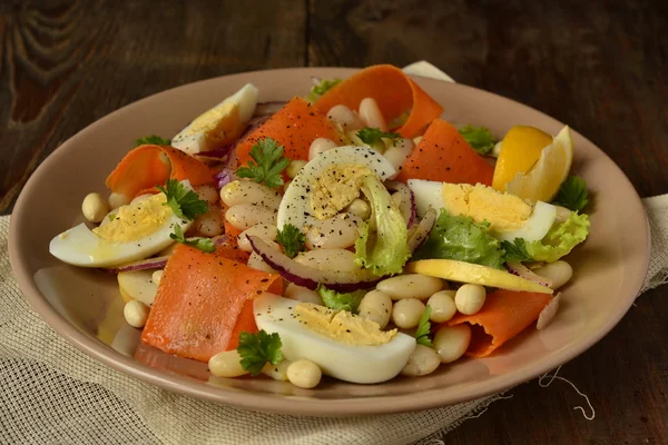 Salát s fazolemi, vejce, mrkev a jablko — Stock fotografie