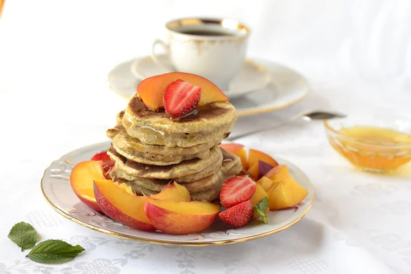 Wholegrain pancakes with berries — Stock Photo, Image