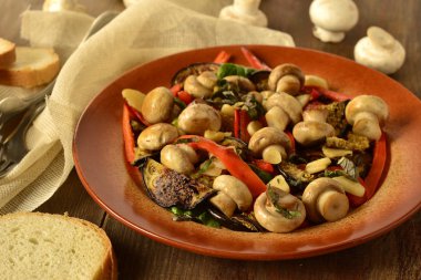 mantar, közlenmiş patlıcan ve biber salatası